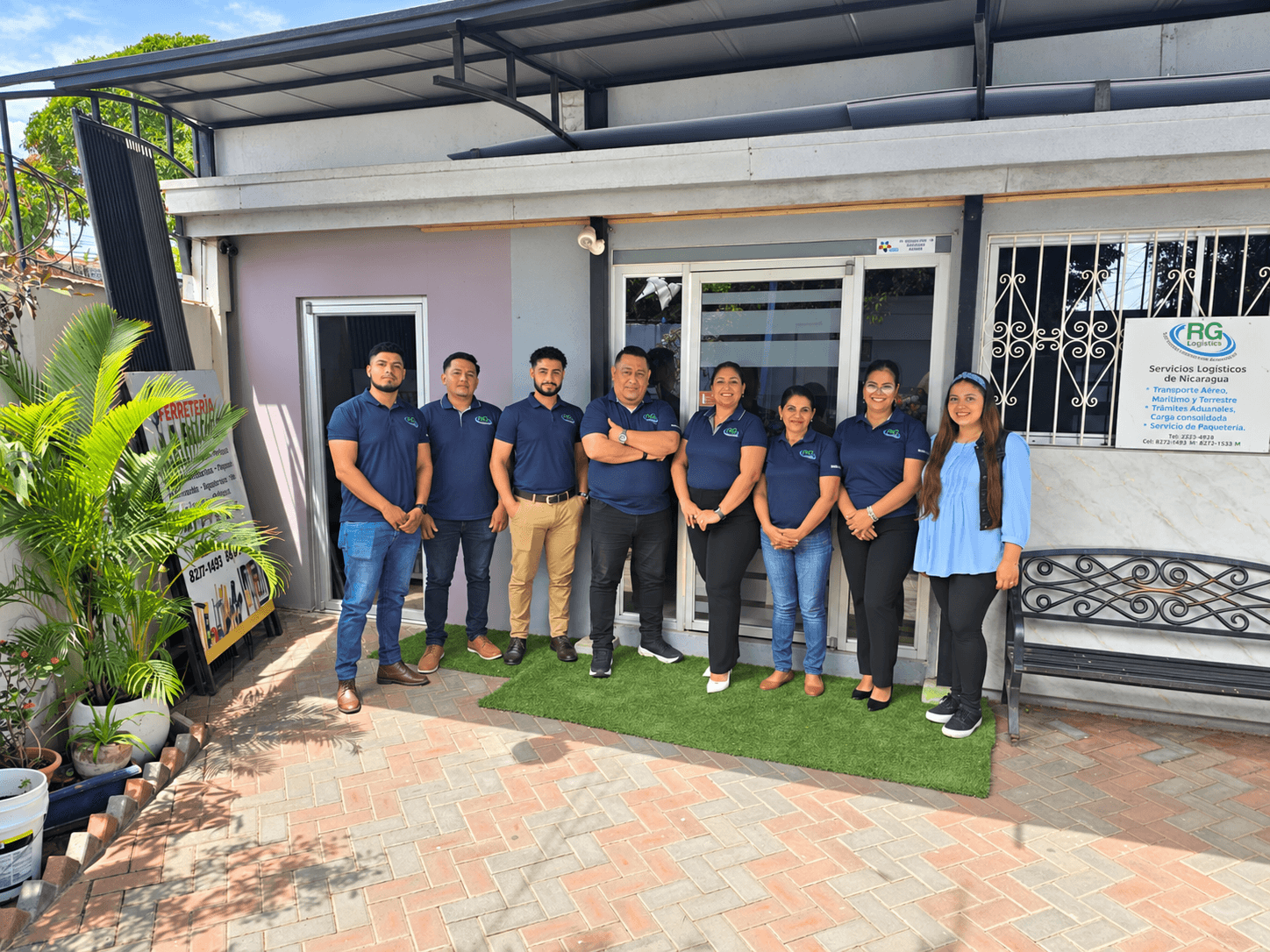 Equipo de RG Logistics frente a su sede en Managua